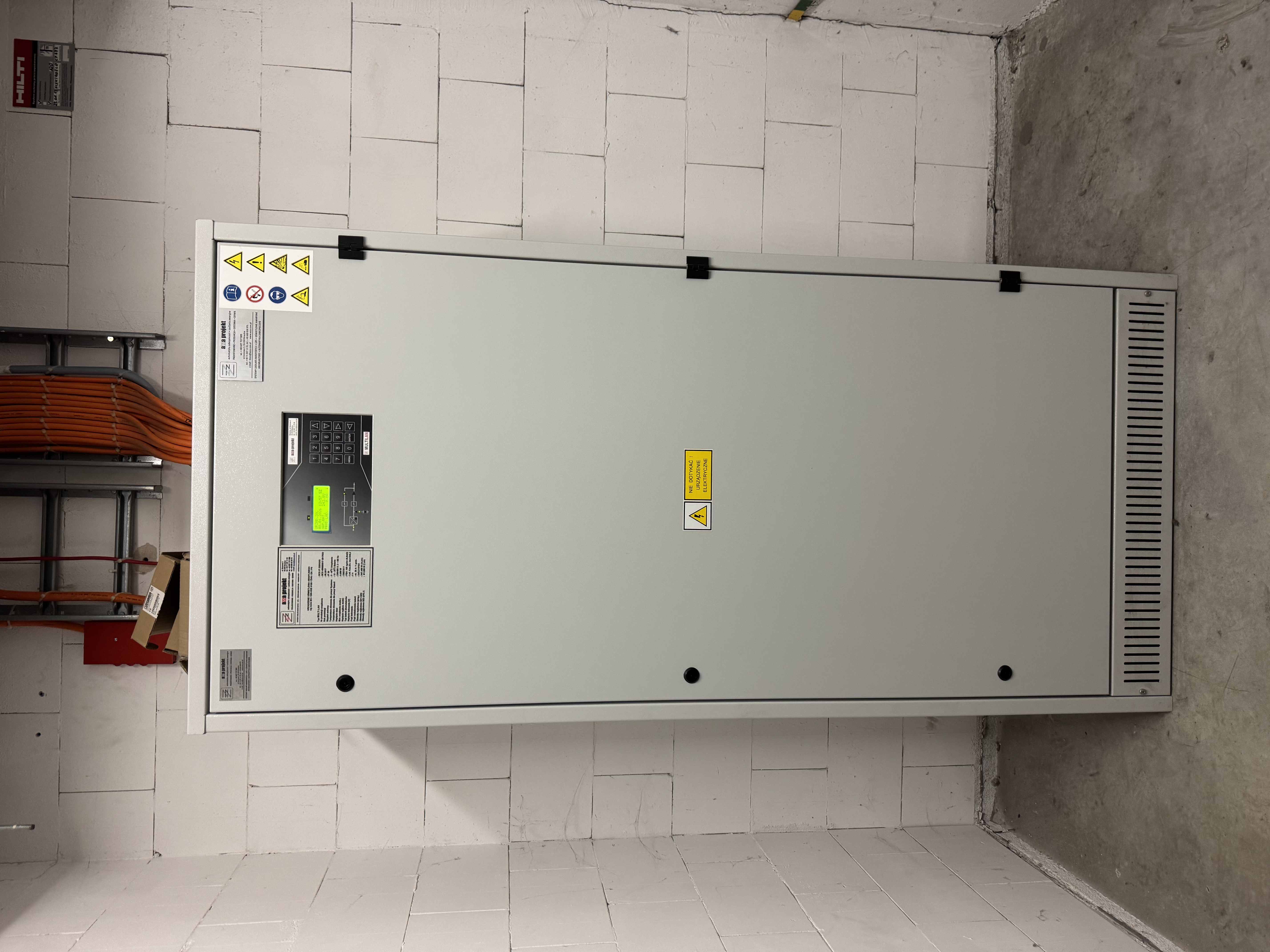Szafa centralnej baterii w pomieszczeniu technicznym