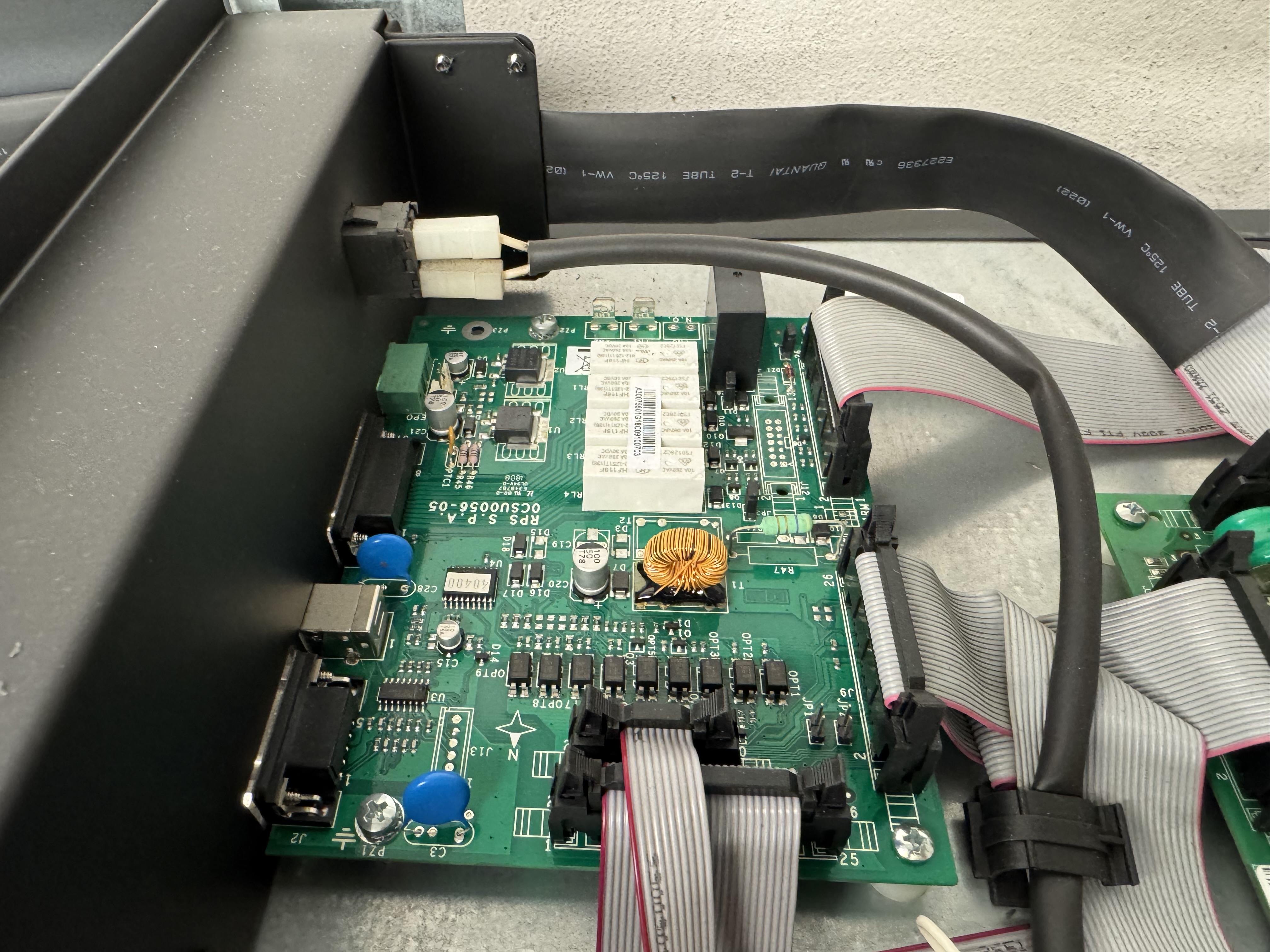 Detal płytki PCB i cewki w urządzeniu UPS